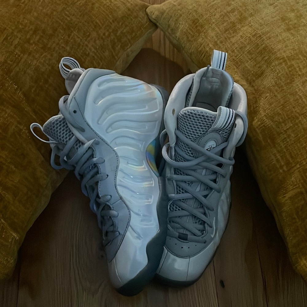 Gently wore Boys/Girls Foamposite size 5 grade school